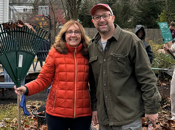 Volunteers Laura and Ed